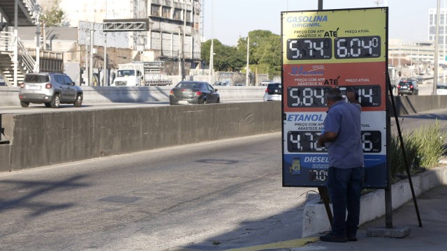 ICMS: preços da gasolina e do álcool caem no Rio, mas abaixo da previsão. Foram autuados 45 estabelecimentos