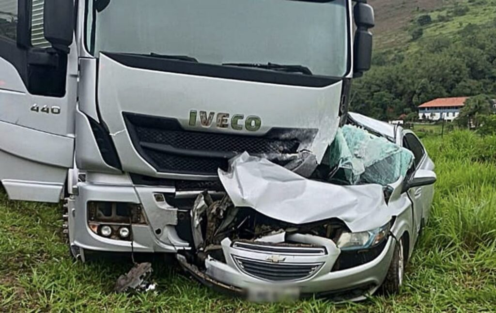 Colisão envolvendo carro e carreta, na BR-116 entre Leopoldina e Além ...