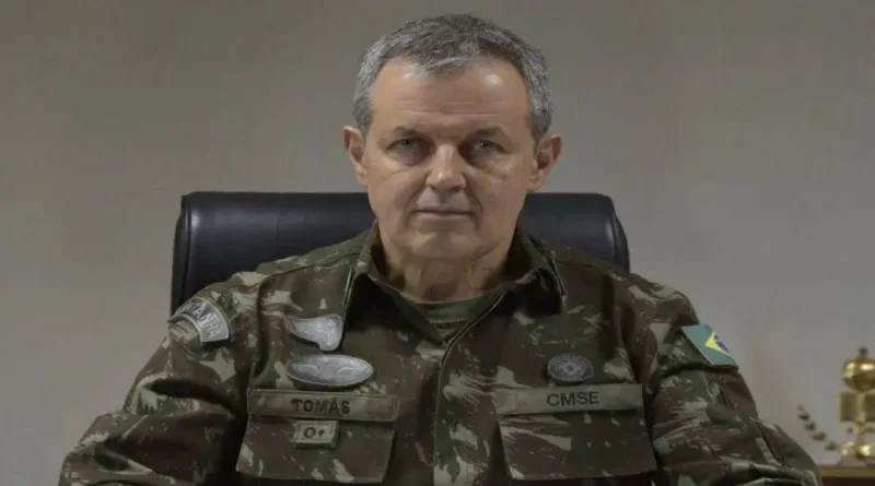 Comandante do Exército pede a Alexandre de Moraes que militares condenados sejam presos sem algemas